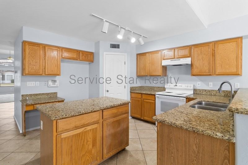2111 E Appaloosa Rd - Photo 7 of 31