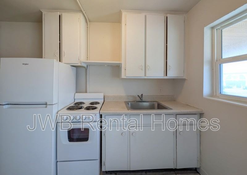 227 15th Ave N #202 - Photo 4 of 17