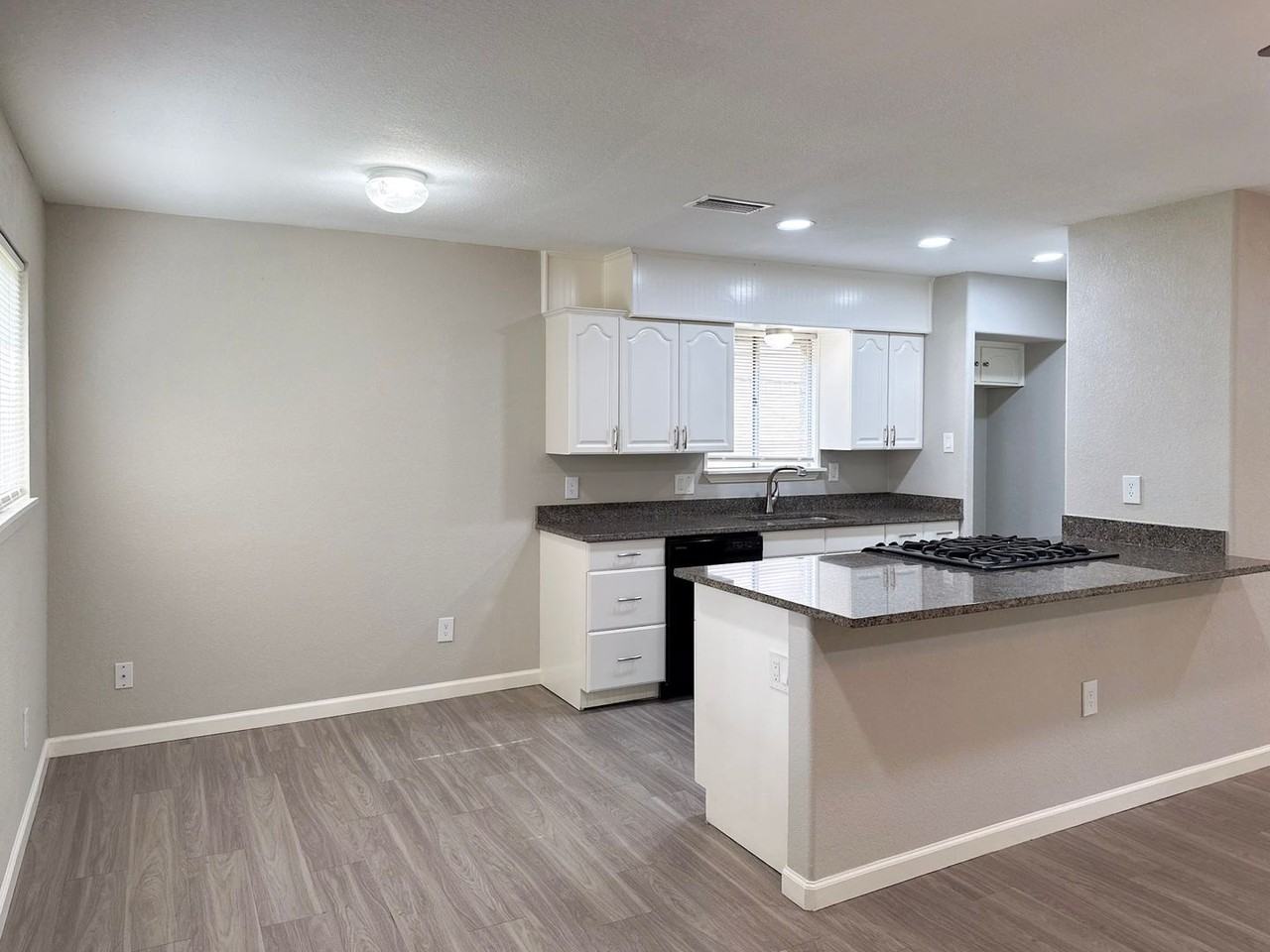 57112 Red Oak Dr - Photo 4 of 25