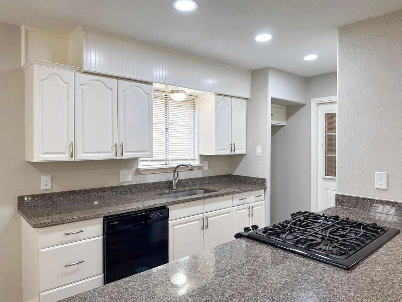 57112 Red Oak Dr - Photo 5 of 25