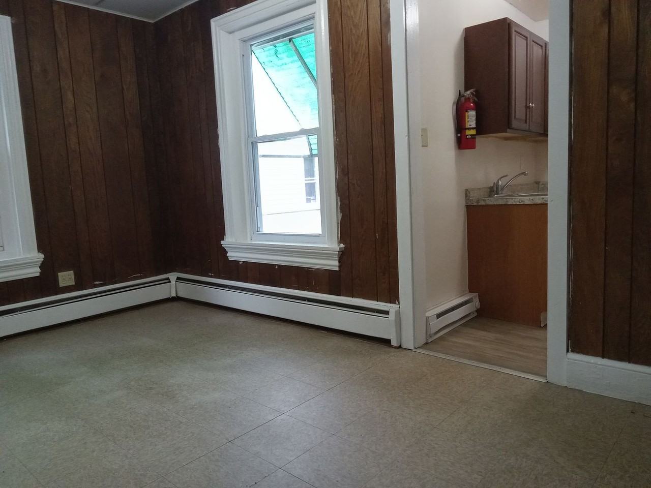 52 N Pearl St - Photo 4 of 17