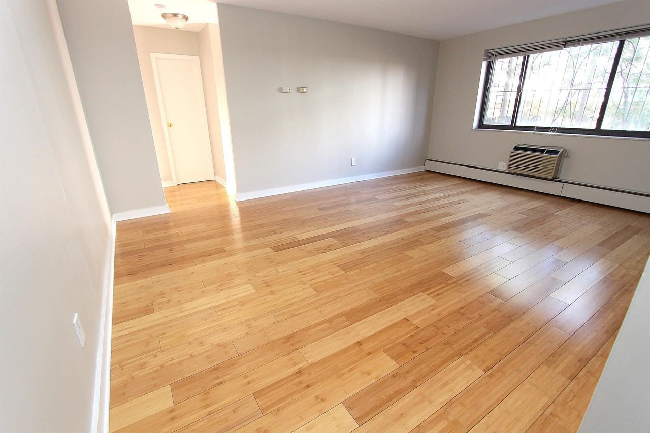 ANITA HALL -- 197 - Photo 2 of 13