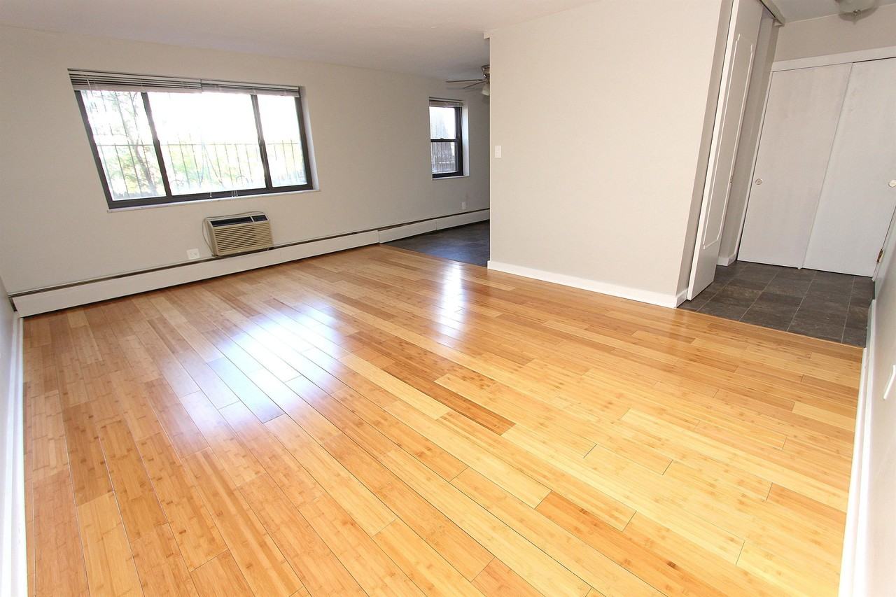 ANITA HALL -- 197 - Photo 3 of 13