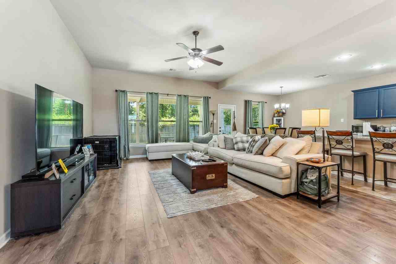 1041 Berkshire Dr - Photo 4 of 22