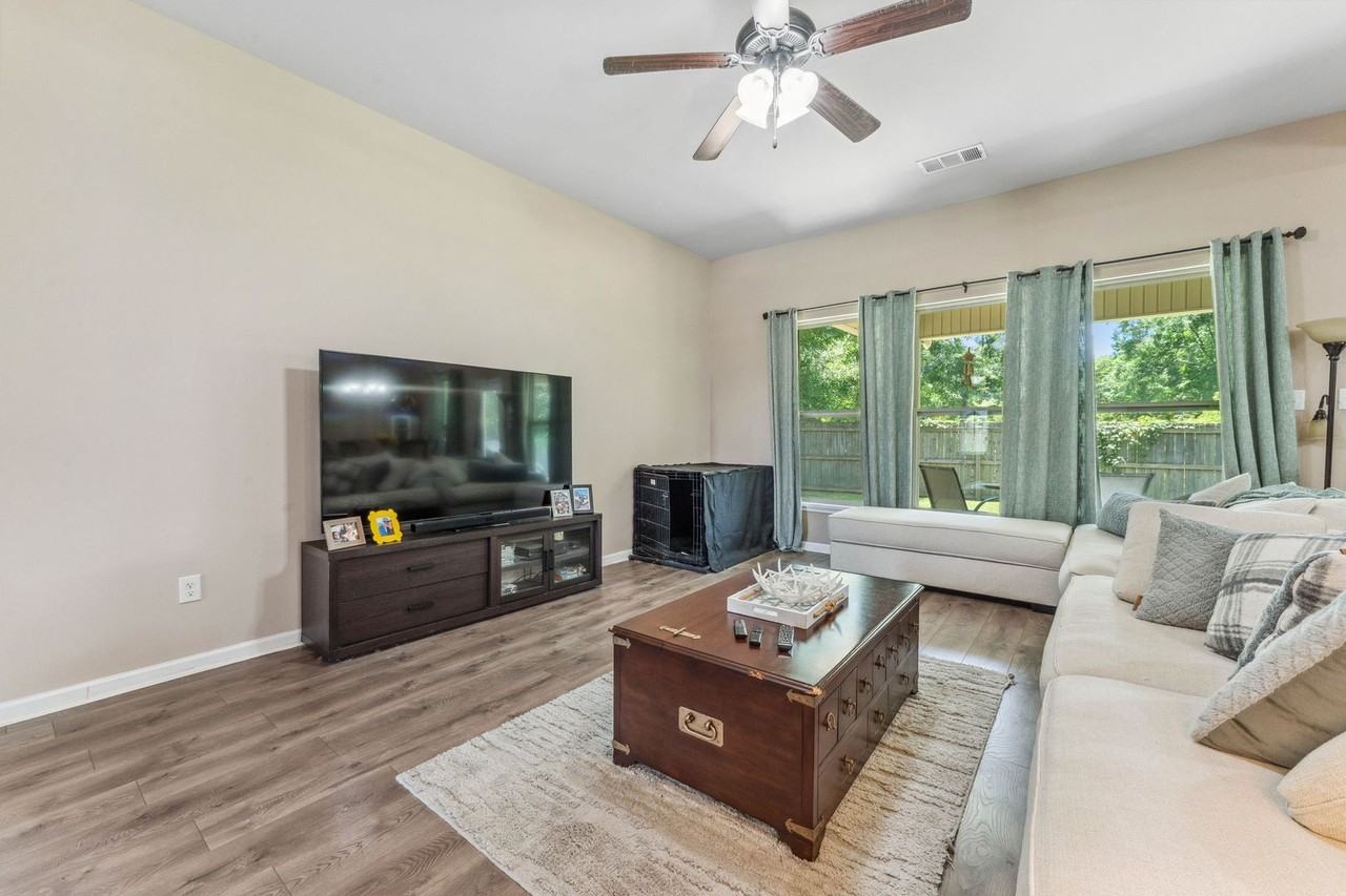 1041 Berkshire Dr - Photo 5 of 22