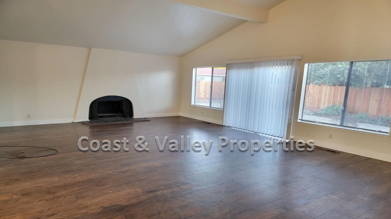 230 Beverly Ct - Photo 2 of 13