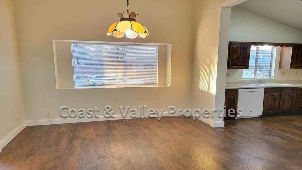 230 Beverly Ct - Photo 3 of 13