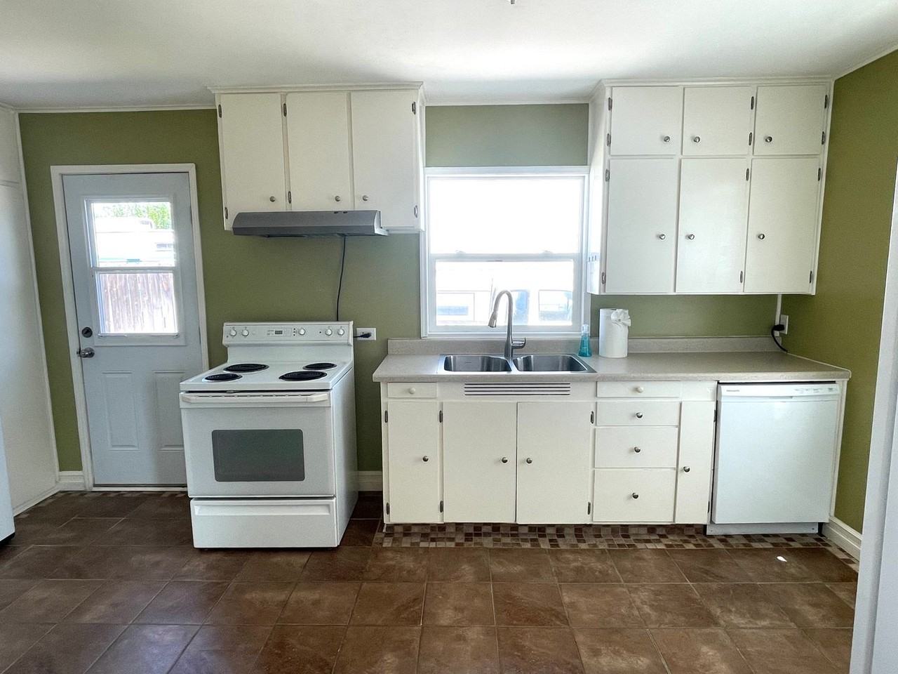 703 Winslow Ave - Photo 6 of 17