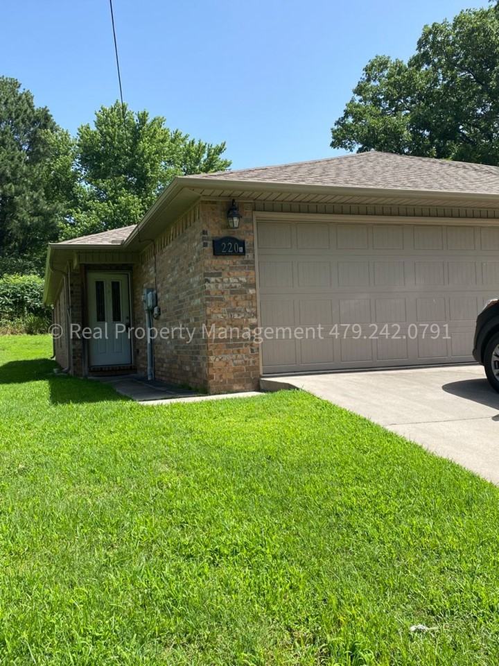 220 W Gary St - Photo 2 of 15