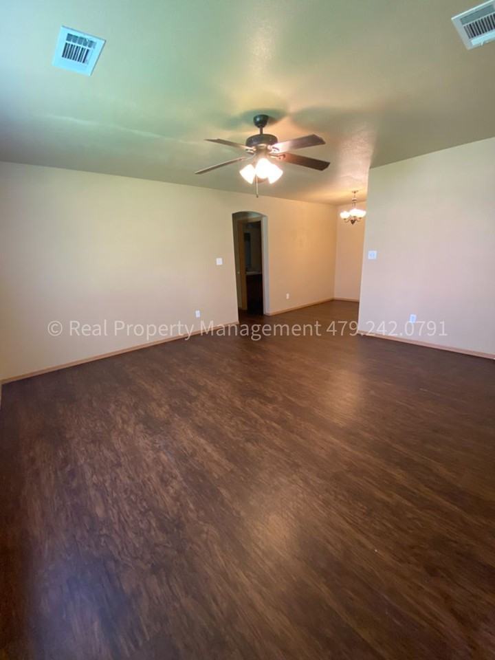 220 W Gary St - Photo 3 of 15