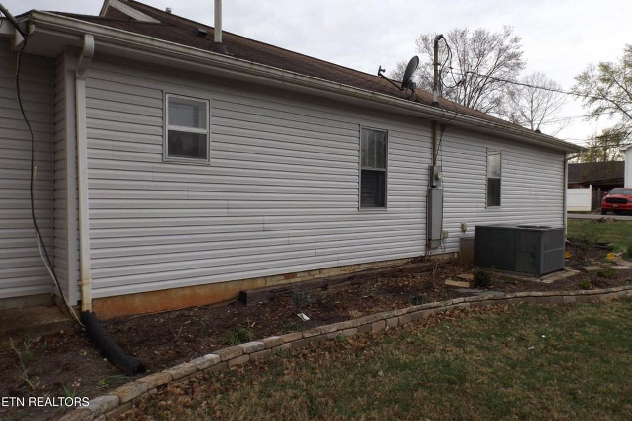 301 Russell Rd - Photo 2 of 31