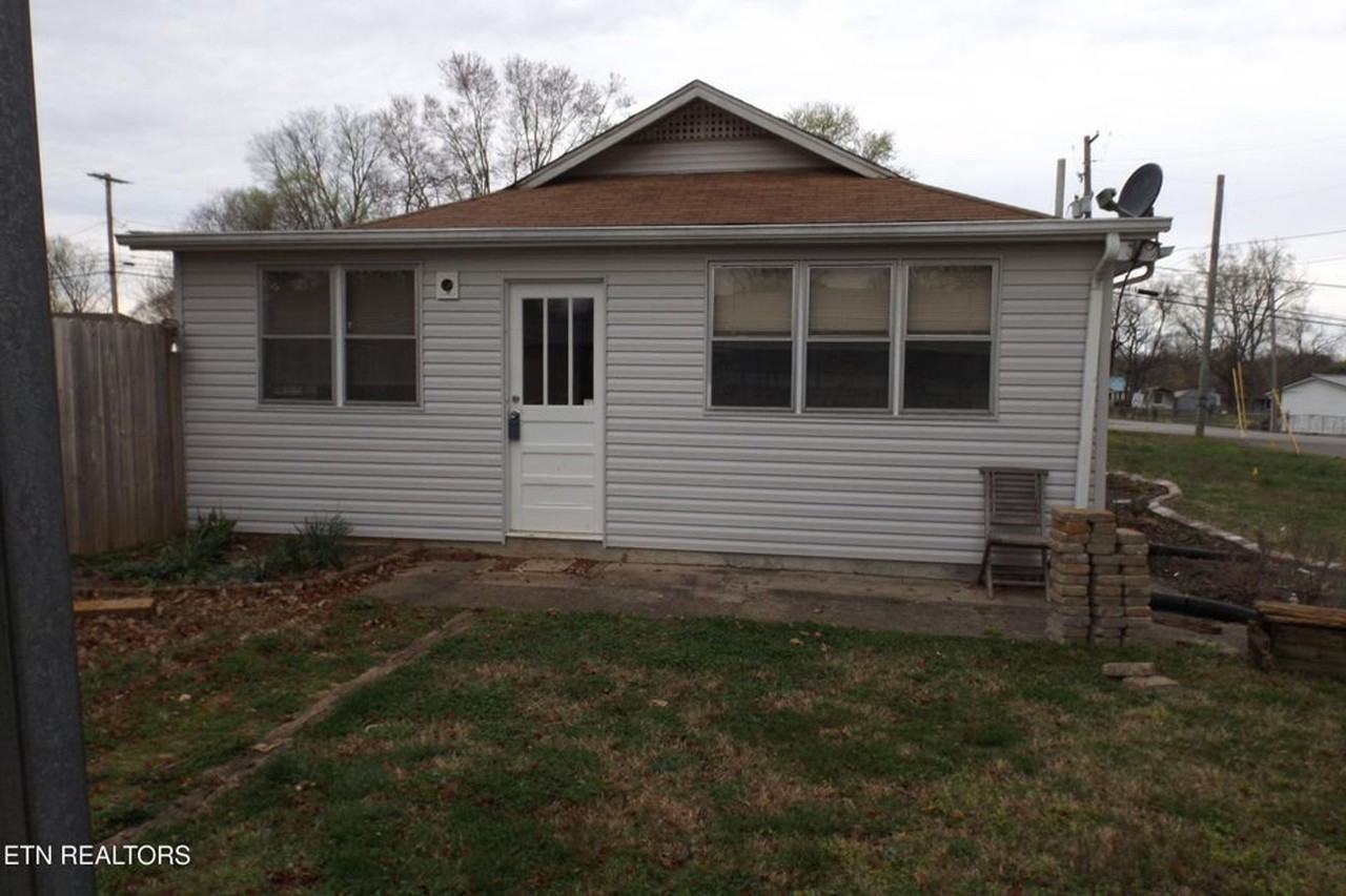 301 Russell Rd - Photo 3 of 31