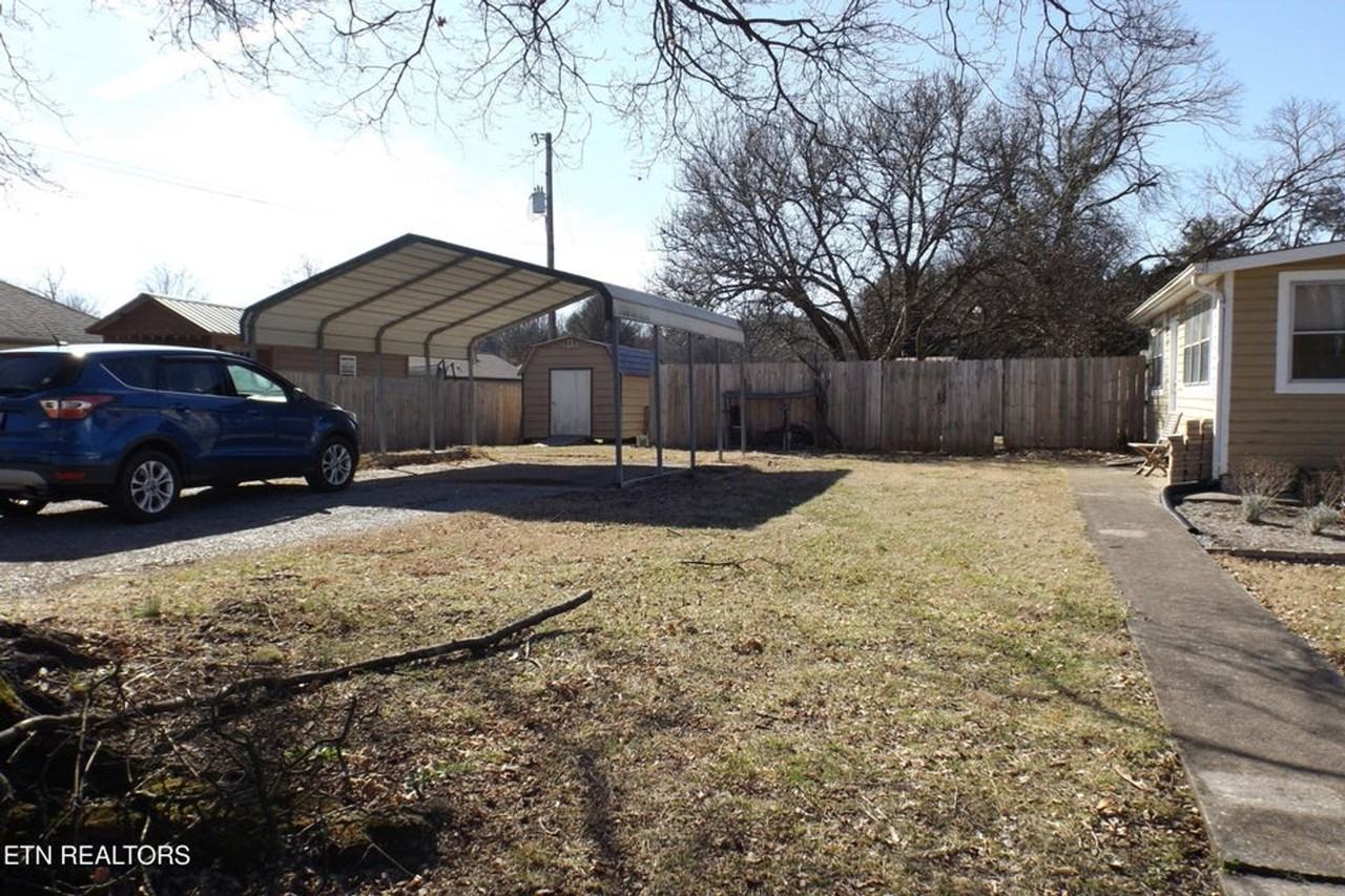 301 Russell Rd - Photo 3 of 28