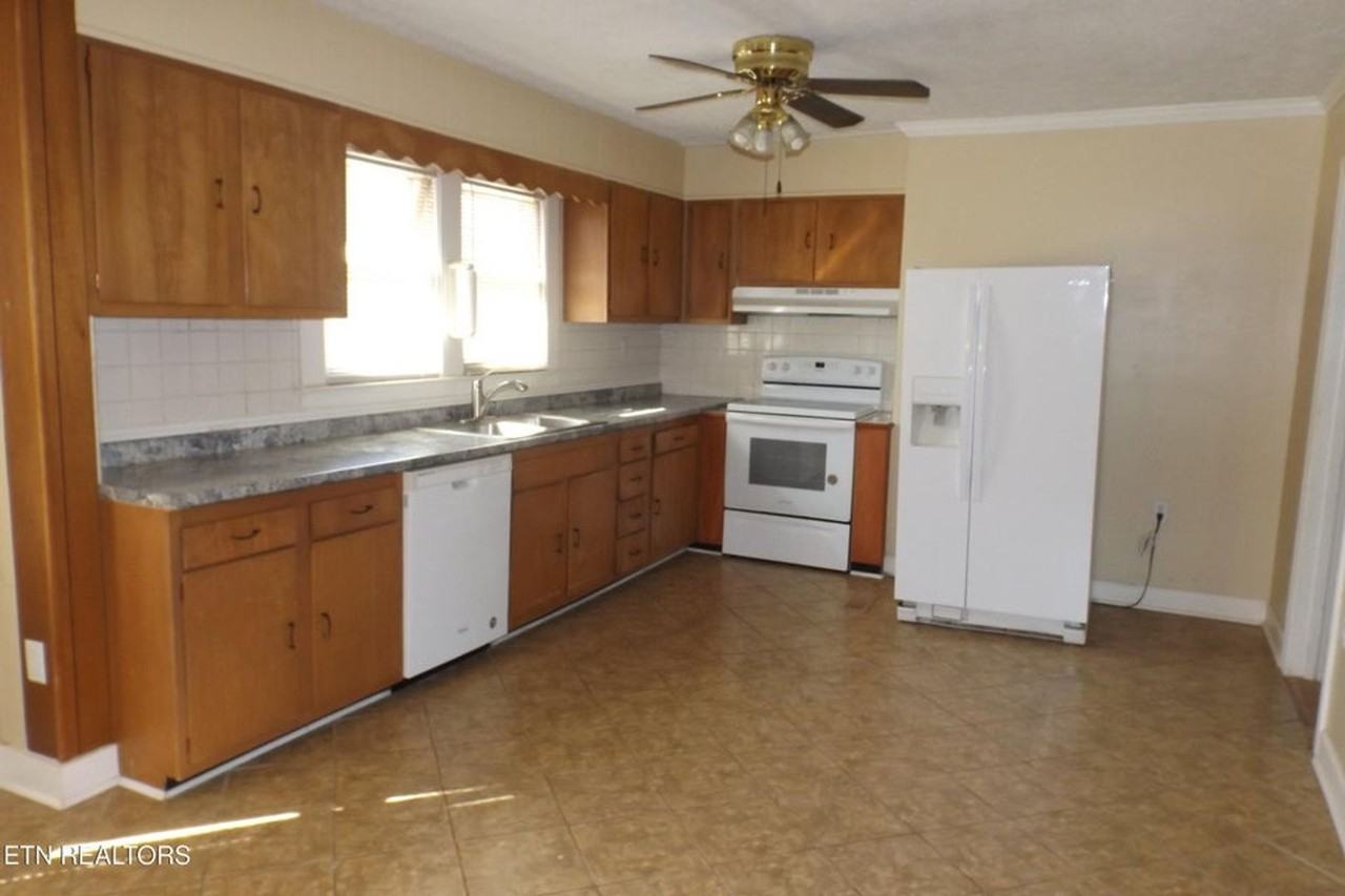 301 Russell Rd - Photo 4 of 28