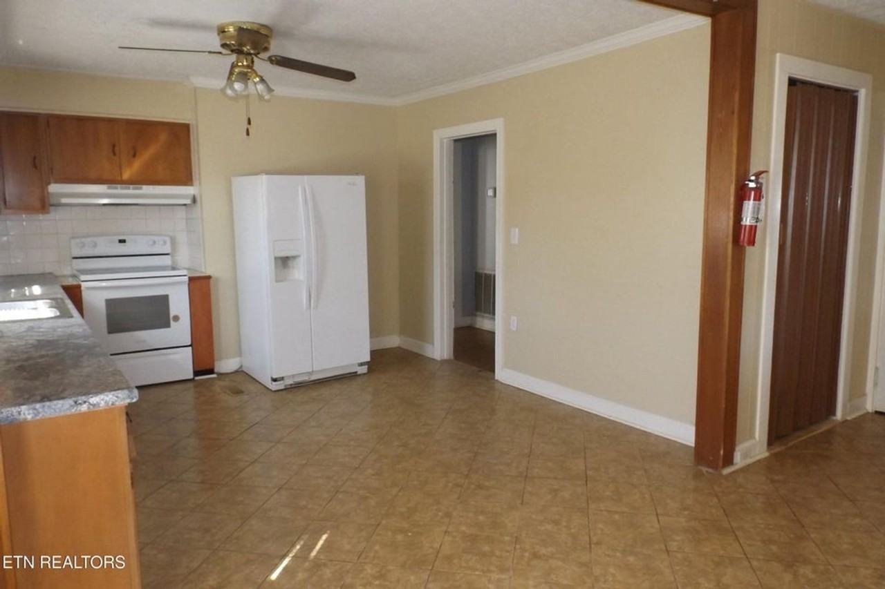 301 Russell Rd - Photo 5 of 28
