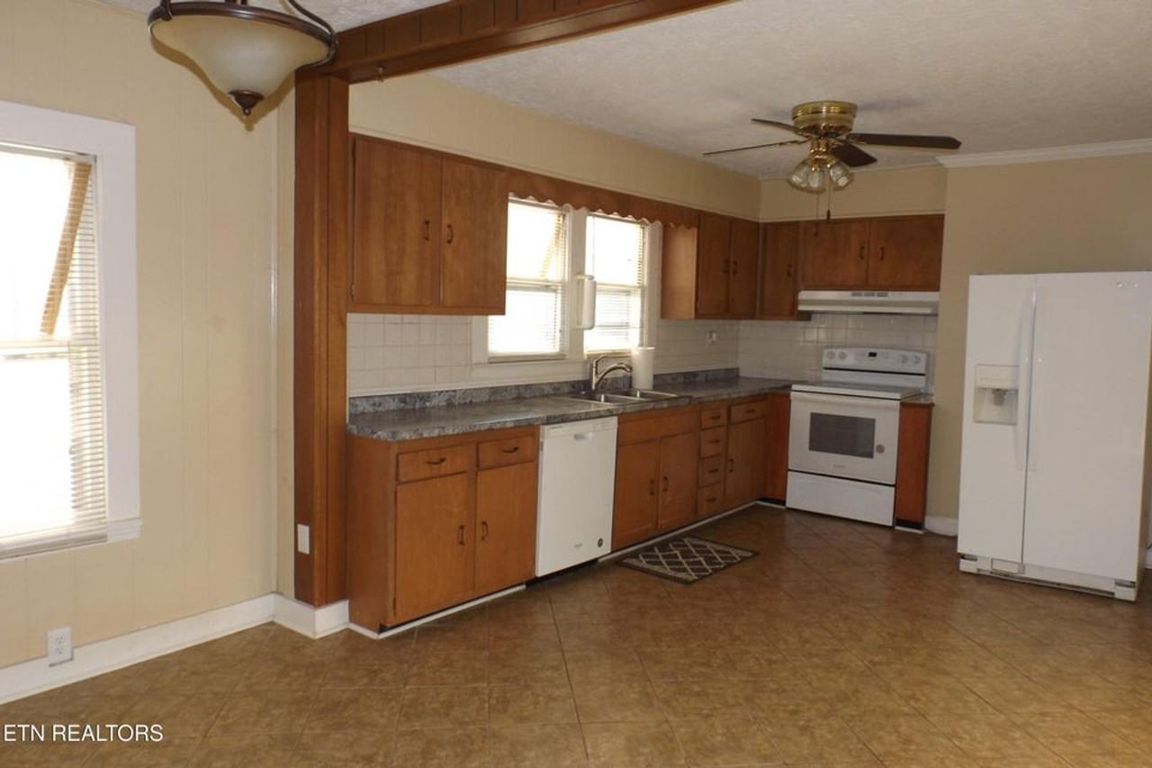 301 Russell Rd - Photo 6 of 28