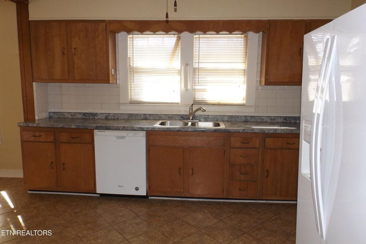 301 Russell Rd - Photo 7 of 28