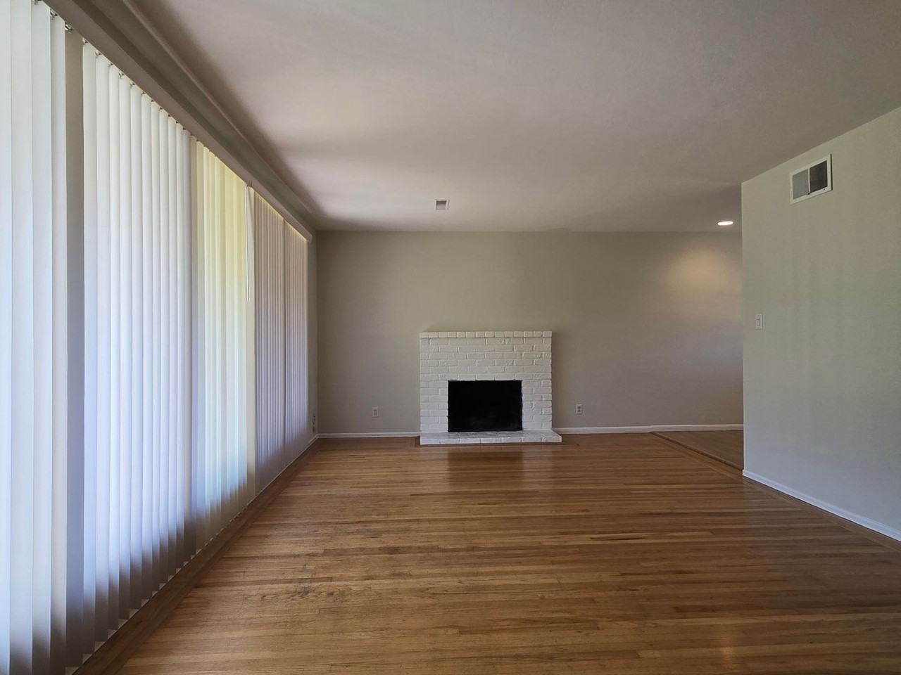 2756 Donovan Ave - Photo 4 of 9