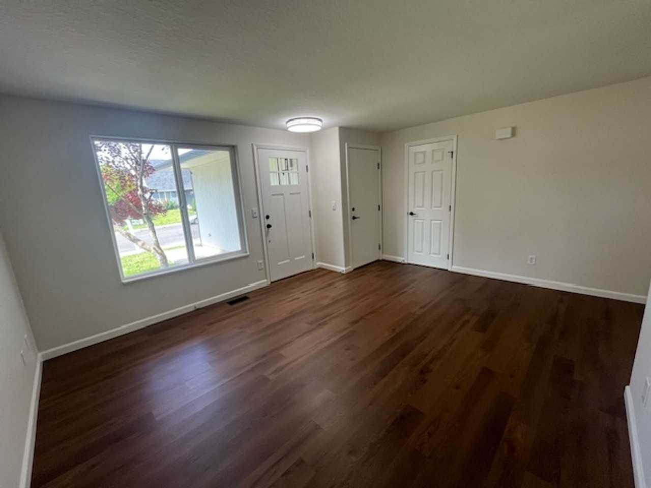 325 Cosmo St - Photo 3 of 21