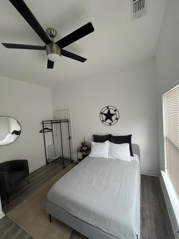 220 N Mesquite St #1 - Photo 4 of 9