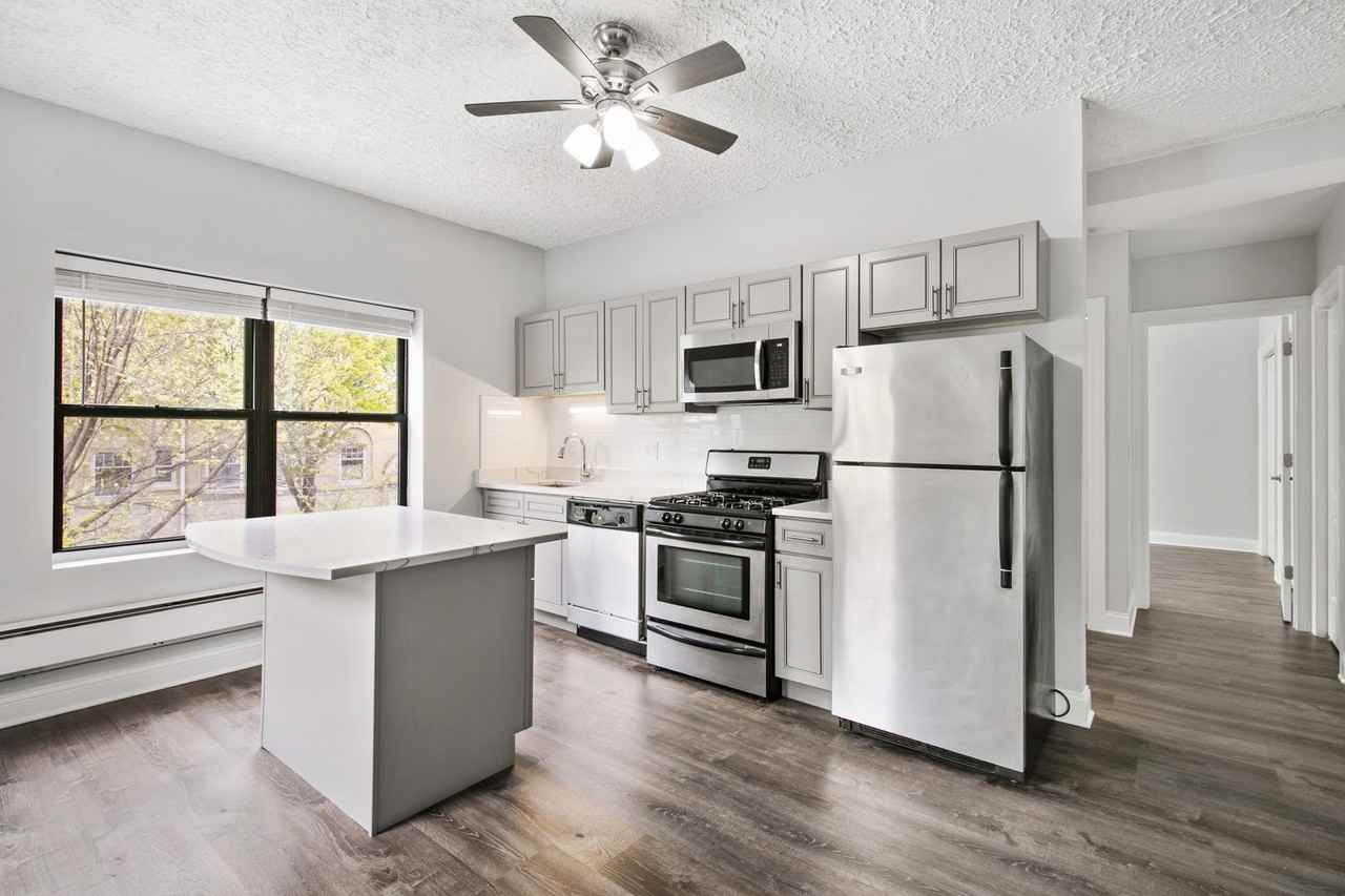4555 N Malden St - Photo 3 of 38
