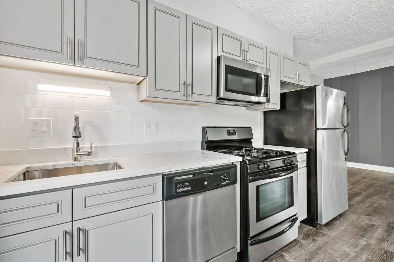 4555 N Malden St - Photo 5 of 38