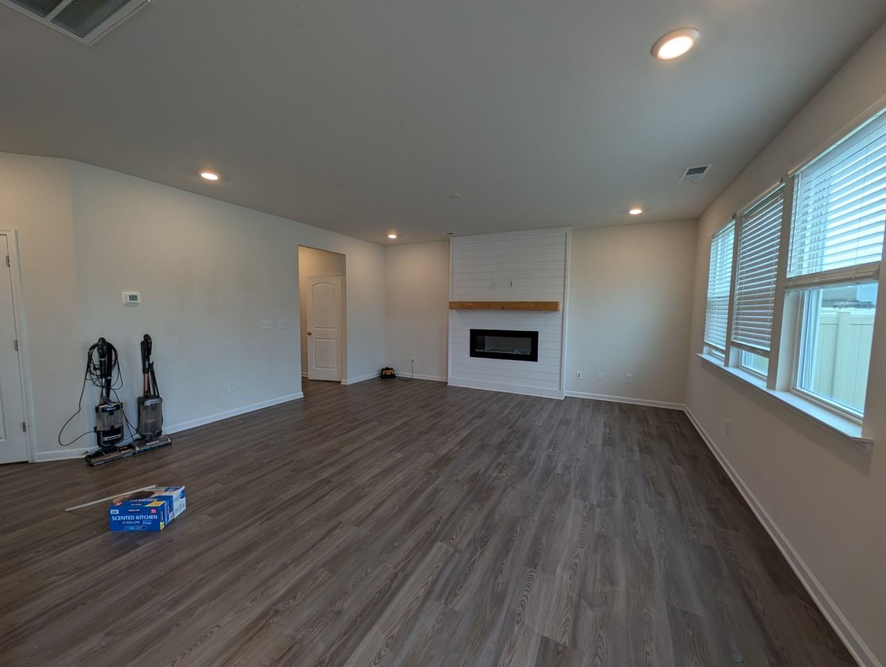 3030 Eastcott Ave - Photo 4 of 27