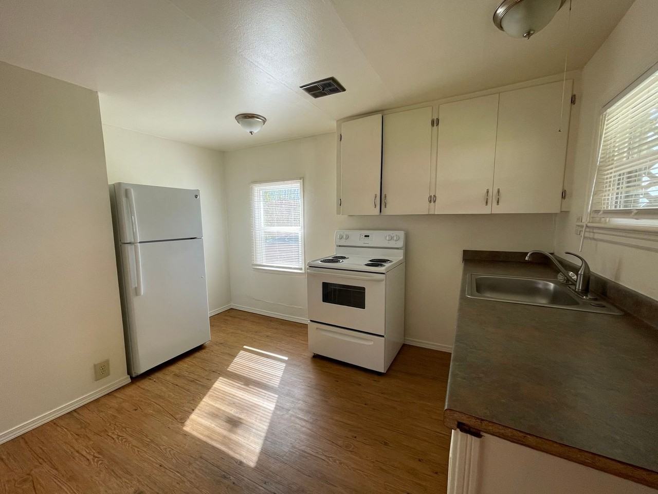 442 W Fair St - Photo 6 of 10
