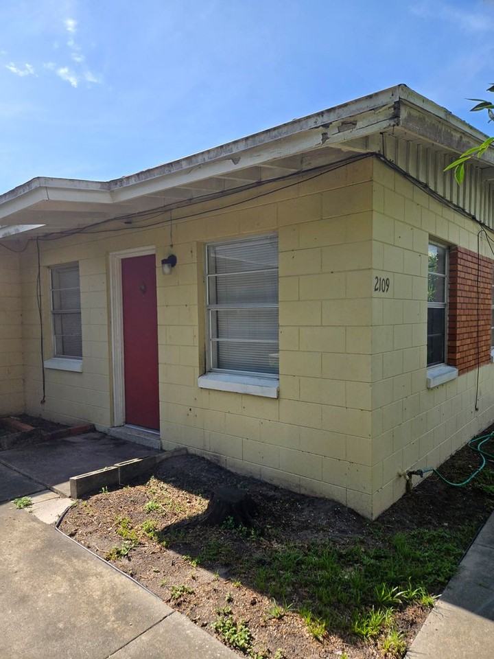 2109 S Mills Ave - Photo 2 of 14