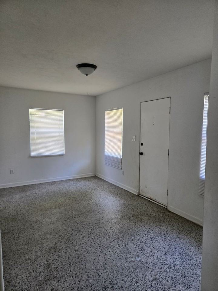 2109 S Mills Ave - Photo 4 of 14