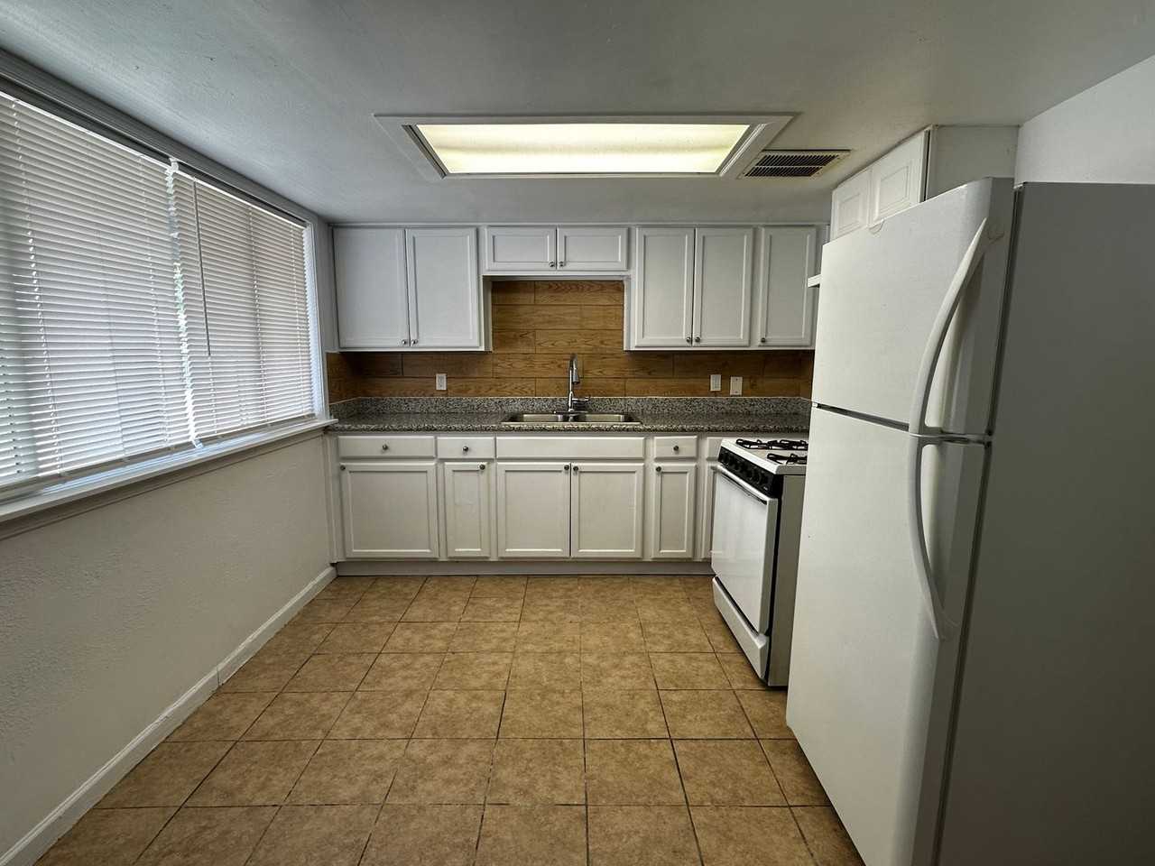 14005 N Palm St #4 - Photo 3 of 12