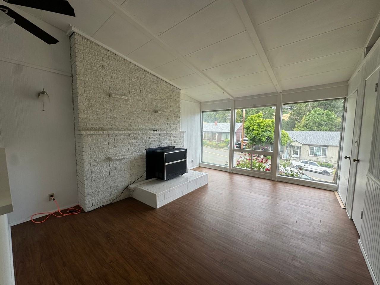 1046 Ne Lincoln St - Photo 3 of 11