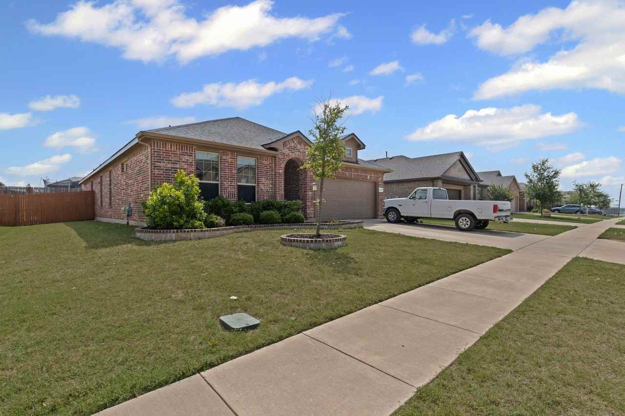 1207 Burlingame Dr - Photo 2 of 45