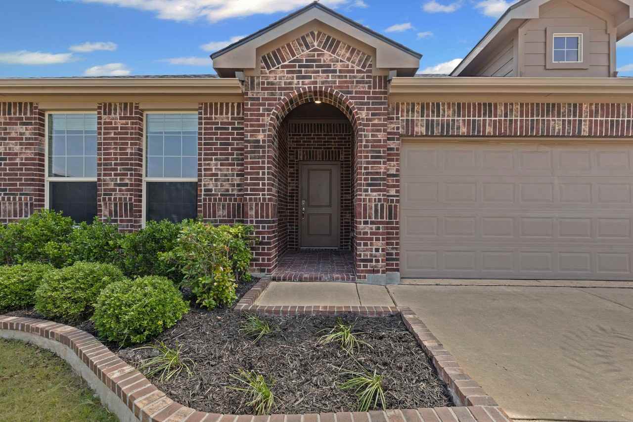 1207 Burlingame Dr - Photo 3 of 45