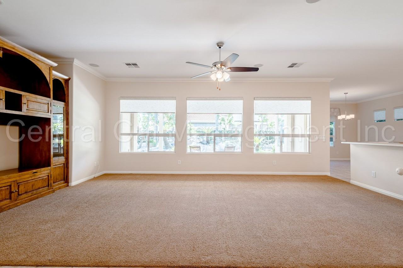 10023 Rosebud Ave - Photo 3 of 34