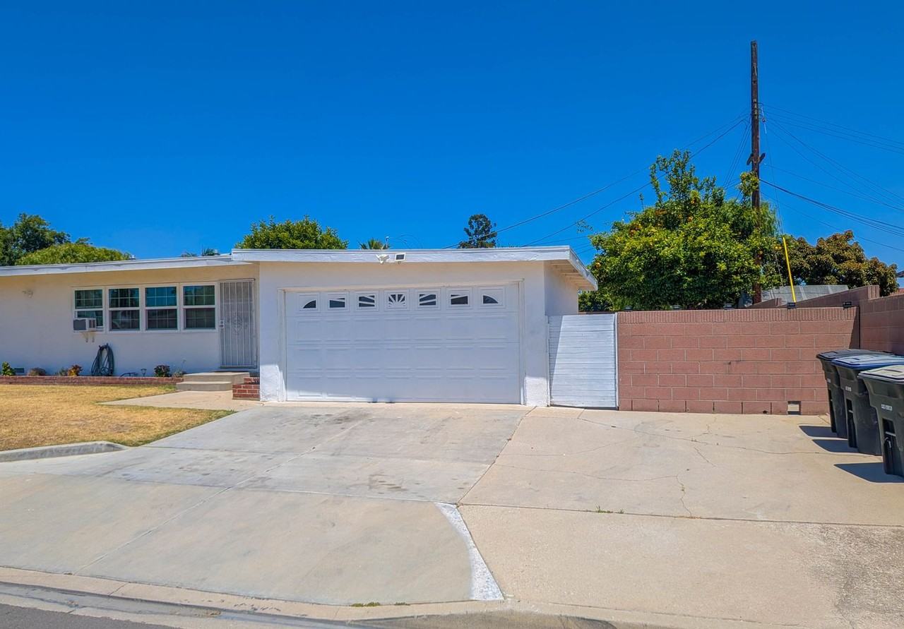 17924 Gard Ave - Photo 3 of 5