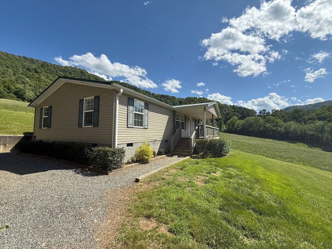 296 Willow Creek Rd - Photo 2 of 37