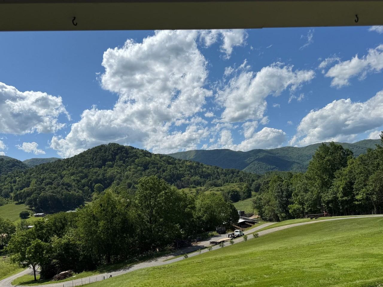 296 Willow Creek Rd - Photo 3 of 37