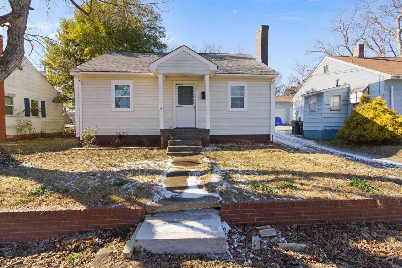 1111 Queen Ann St - Photo 2 of 21