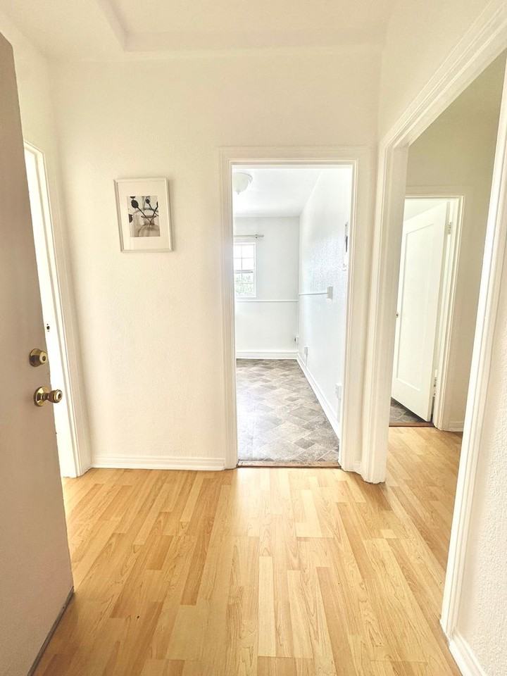 2121 W. 11th Street - Photo 4 of 51