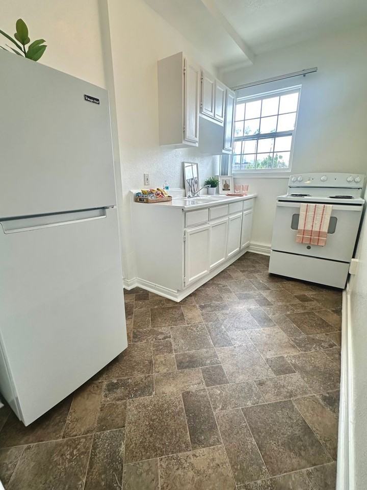 2121 W. 11th Street - Photo 5 of 51