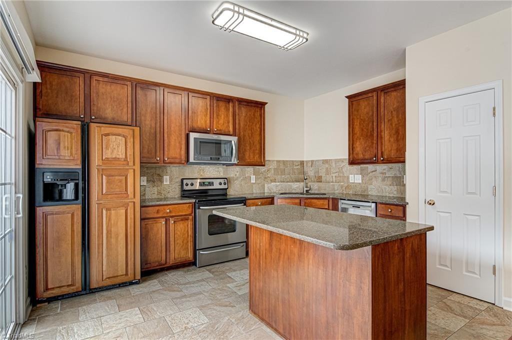3970 Fountain Village Ln - Photo 4 of 11