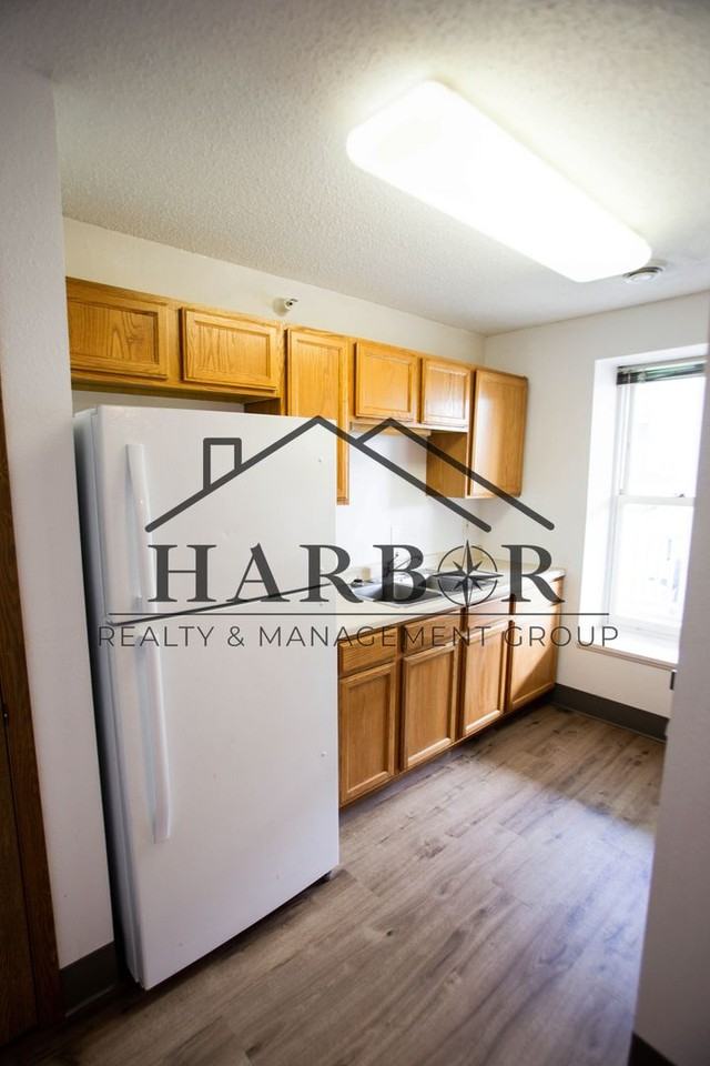 146 S Broadway St - Photo 2 of 14