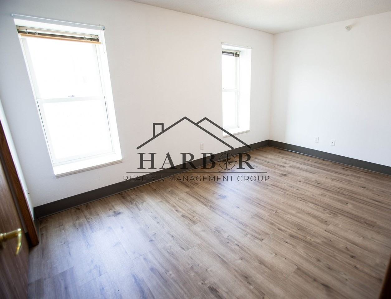 146 S Broadway St - Photo 3 of 14