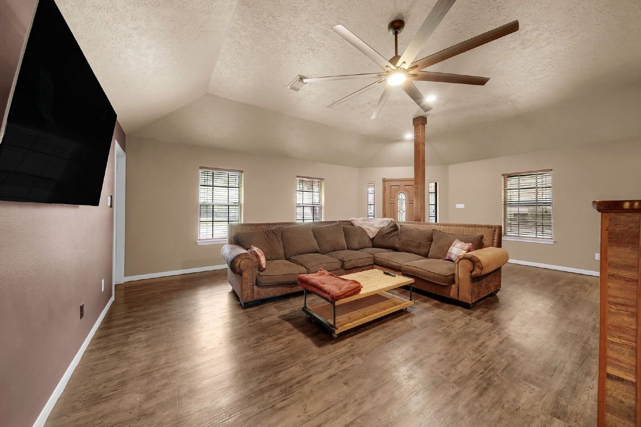 303 Shawnee Dr - Photo 5 of 31