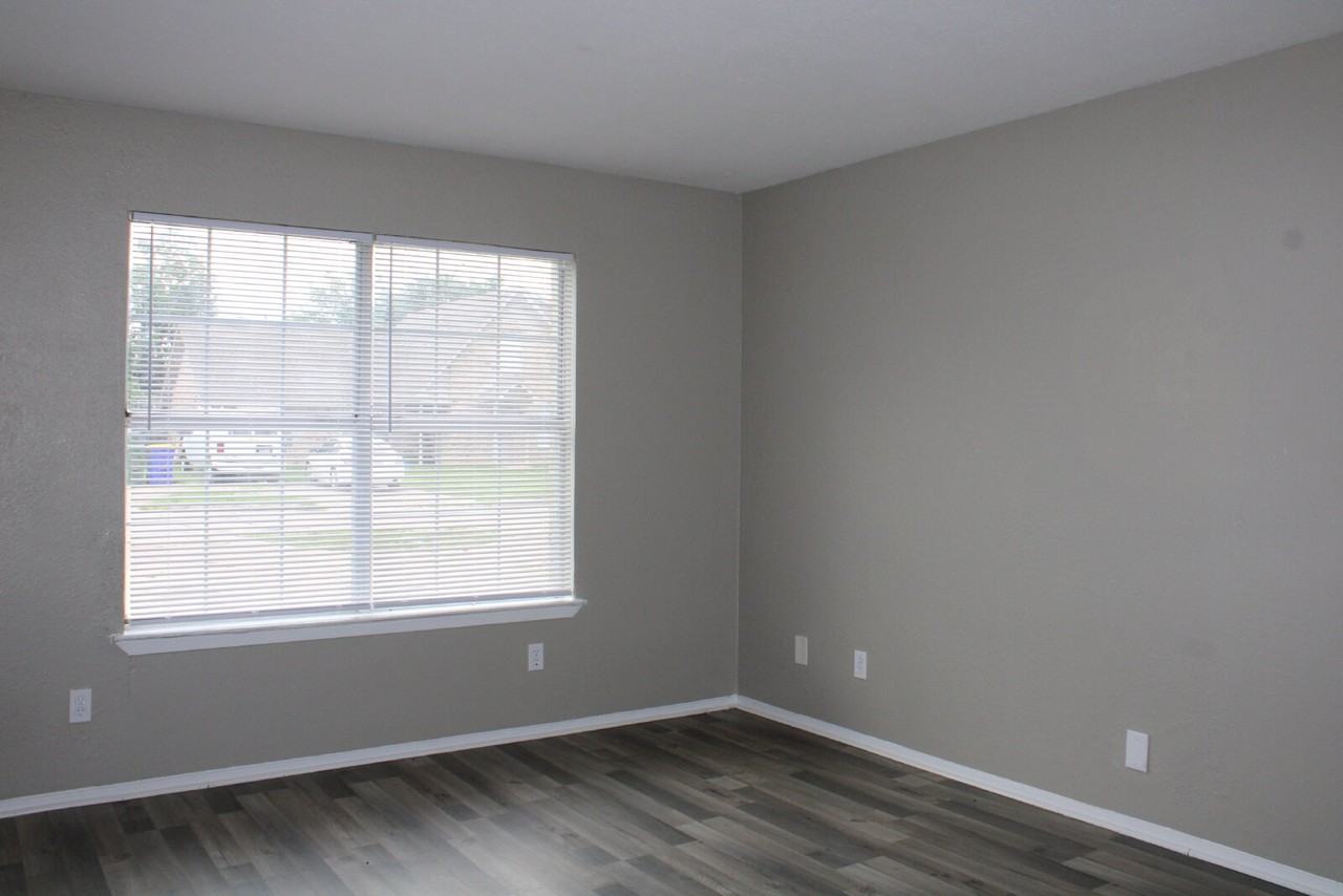 528 Glen Cove St #528 - Photo 5 of 13