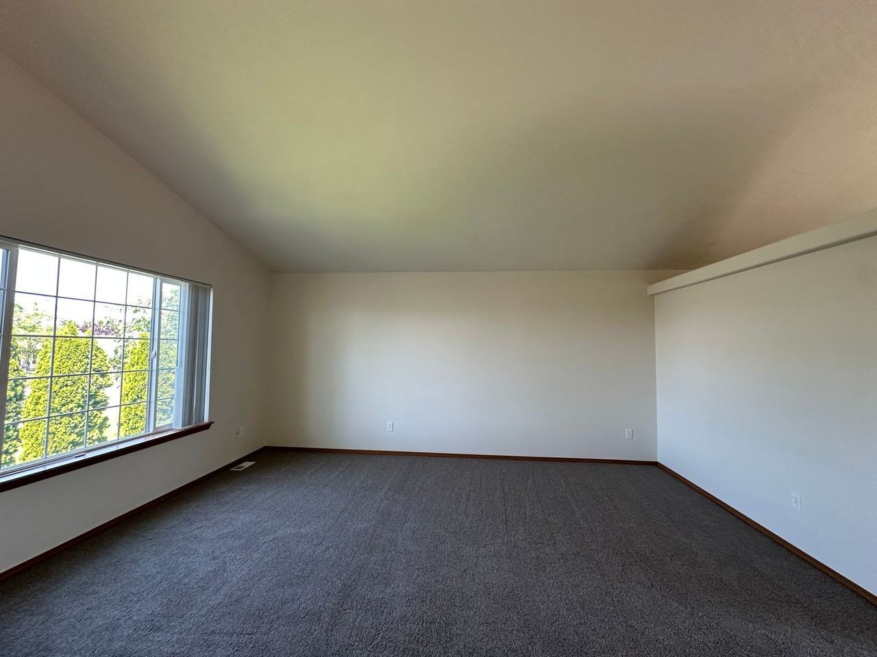 419 N Arbutus Ave - Photo 4 of 29
