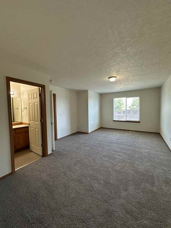 419 N Arbutus Ave - Photo 6 of 29