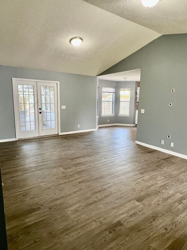 108 Clinton Ct - Photo 2 of 15