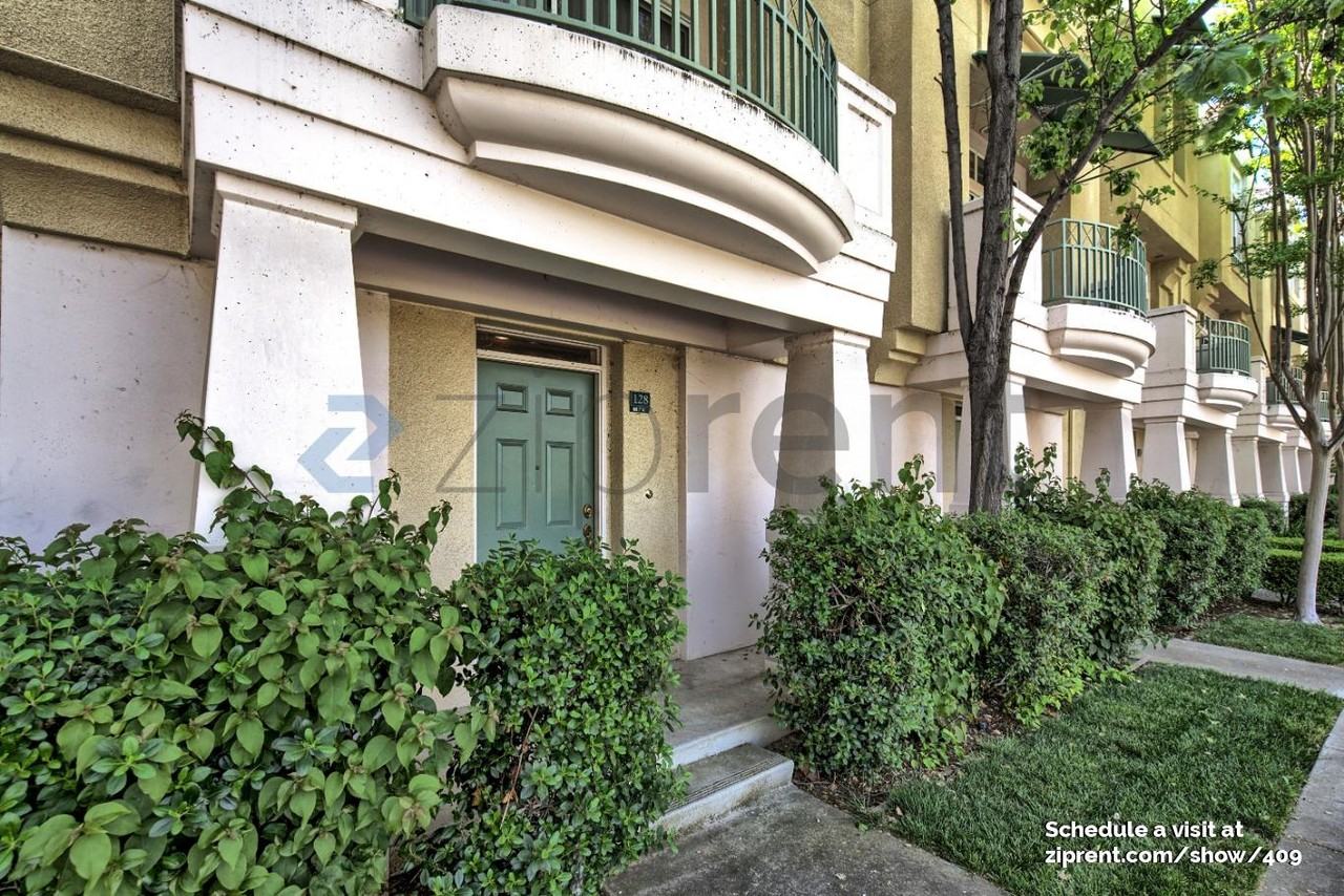 128 Holly Ct - Photo 2 of 13